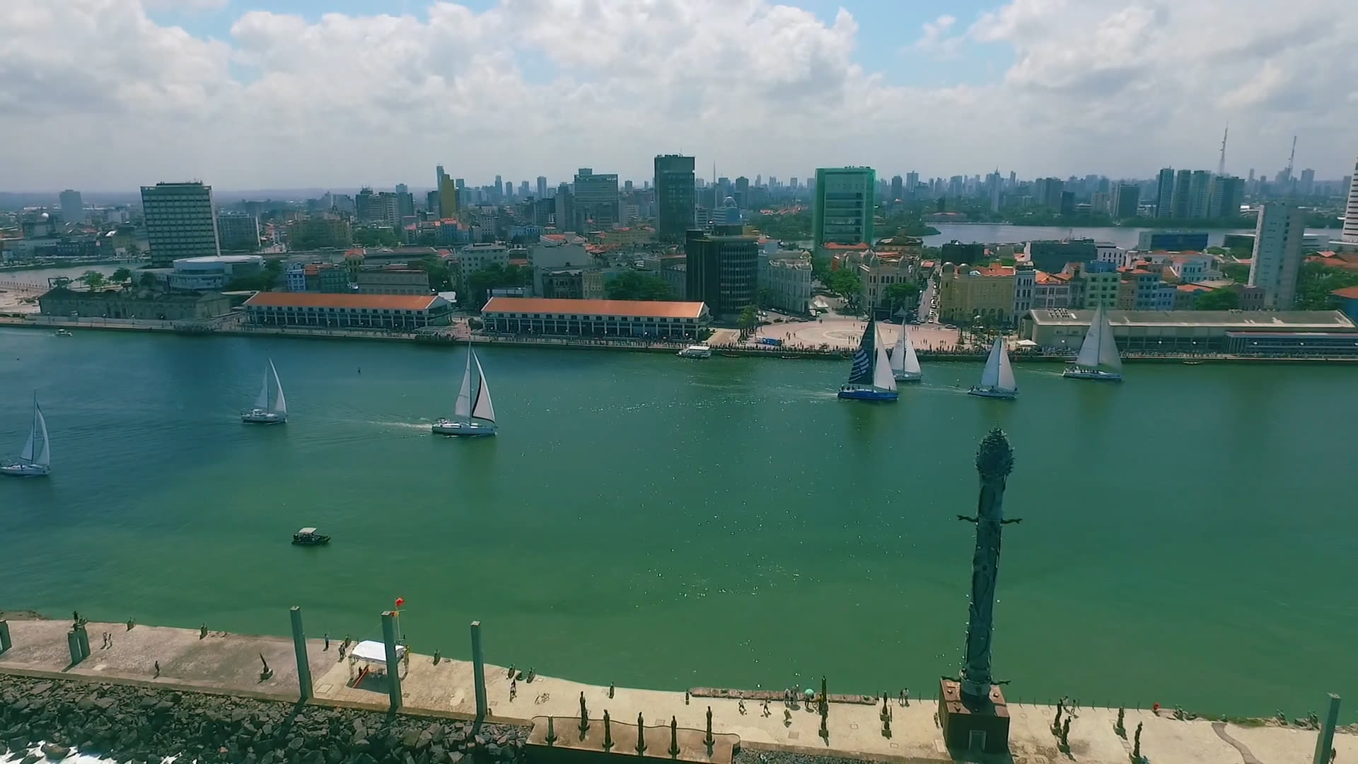 Vista aérea da frota deixando o porto do Recife na largada da REFENO