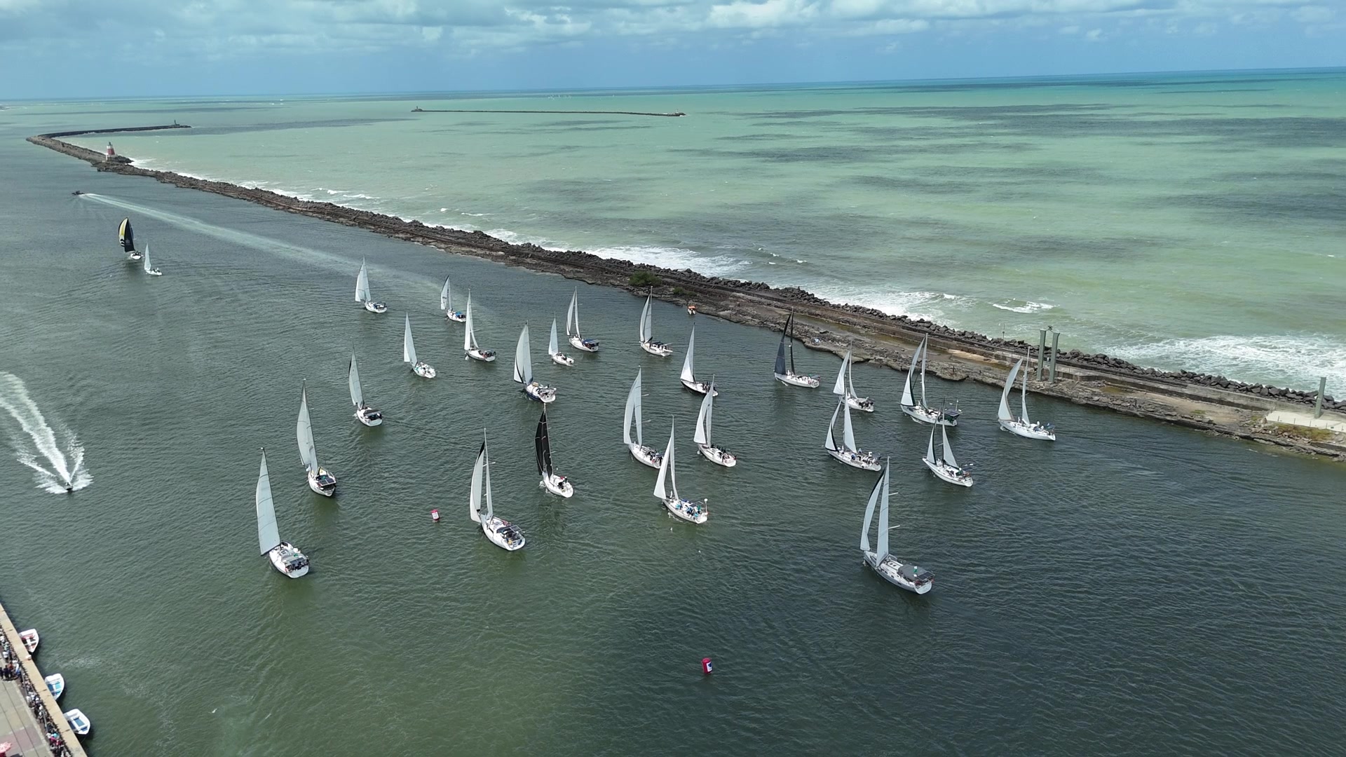 Frota da REFENO aberta na linha de largada, vista de drone sobre o Recife